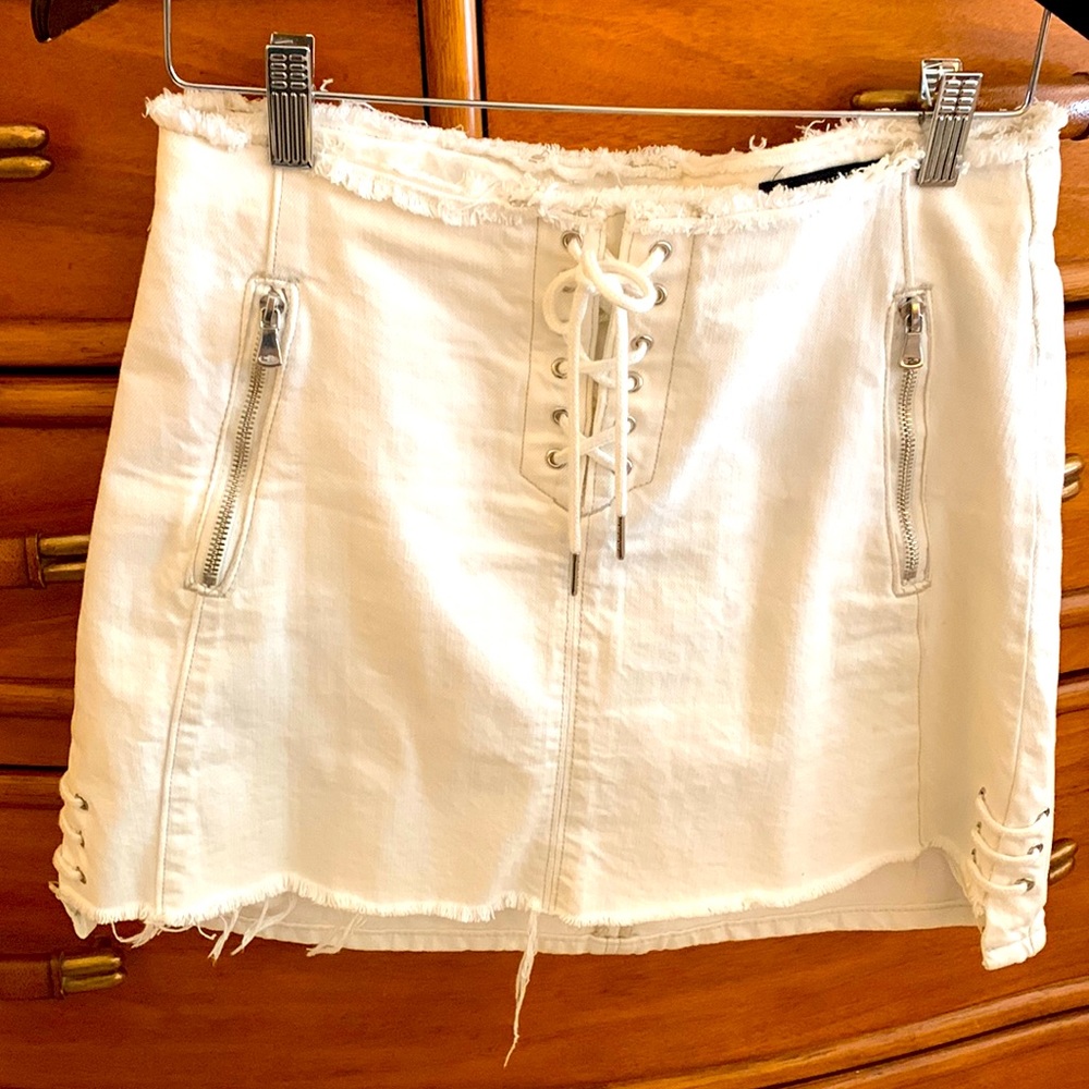 Super cute white jean mini skirt BlankNYC